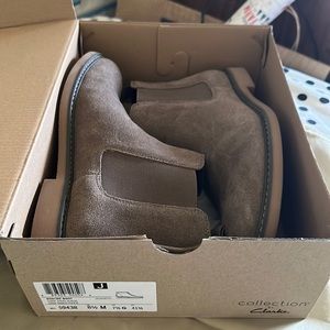 CLARKS SHOES. Size 8.5